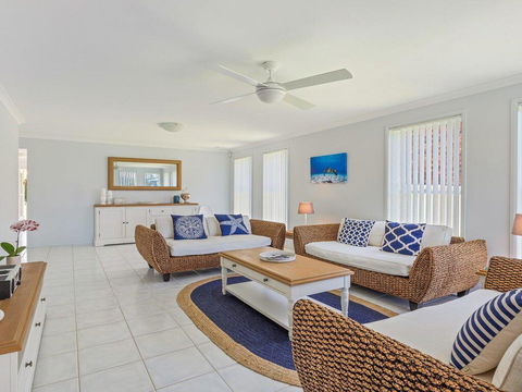 Azure Waters - Perfectly Positioned With Ocean Views - Tourism Gold Coast 0