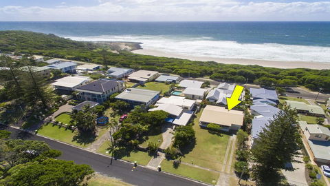Bailey's Beach House - Tourism Gold Coast 0