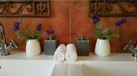 Barossa Glen - Henri's Cottage - Bed & Breakfast - Gold Coast 2