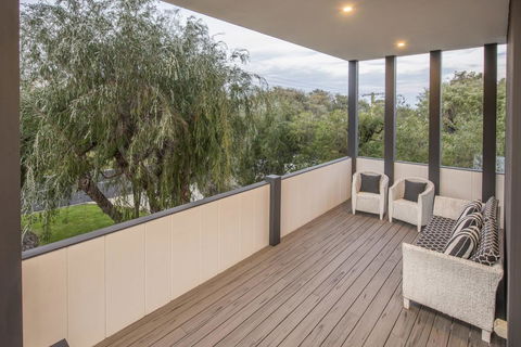 Bay View Retreat - Stunning Ocean Views And 300 Metres To Beach - Tourism Gold Coast 3