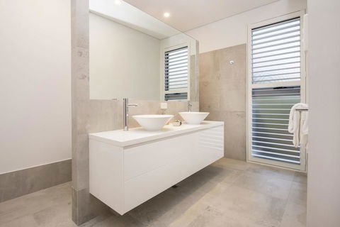 Bay View Retreat - Stunning Ocean Views And 300 Metres To Beach - Tourism Gold Coast 2