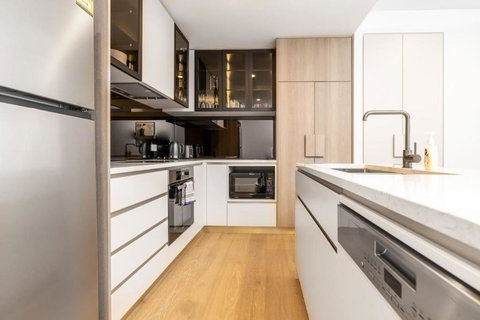 Restful Apt Near ANZAC Park West - Tourism Gold Coast 3