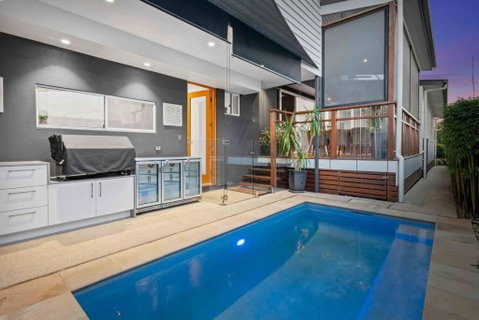 Redcliffe CBD Family Beach House - Tourism Gold Coast 0