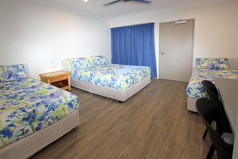 Reef Gardens Motel - Tourism Gold Coast 0