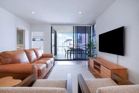 Regatta Hideaway - A Breezy Balcony Residence - Tourism Gold Coast 0