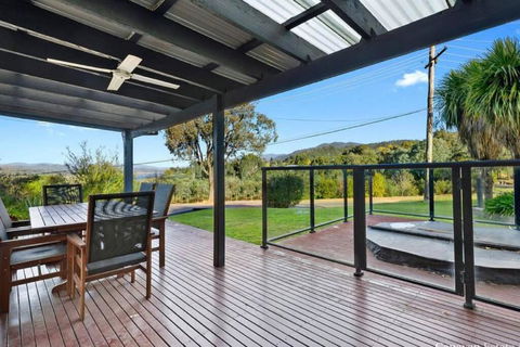 Relax In The Spa With Views Opposite Lake Eildon - Tourism Gold Coast 3