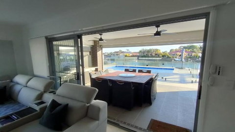 Relax Poolside By The Canal - Gold Coast 0