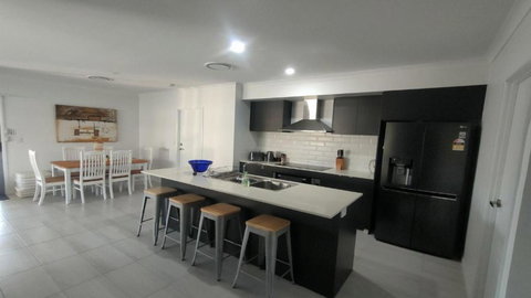 Relax Poolside By The Canal - Gold Coast 2