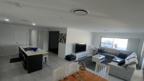 Relax Poolside By The Canal - Gold Coast 3