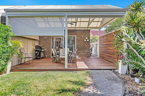 Relaxing Getaway Steps From Grange Beach - Tourism Gold Coast 1