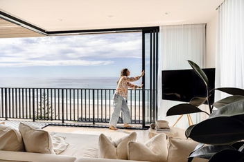 Resort Style Ocean Front Apartment Palm Beach with Tourism Gold Coast