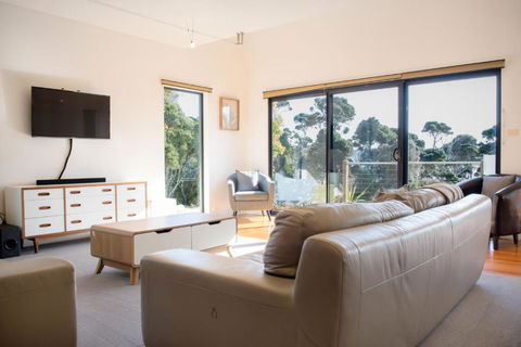 Retreat By The River - Views Wi-fi & Parking - Tourism Gold Coast 0