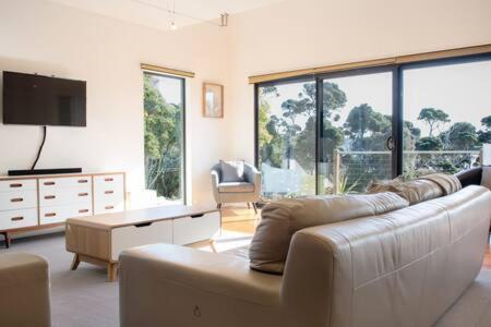 Retreat By The River - Views Wi-fi & Parking - Tourism Gold Coast 1