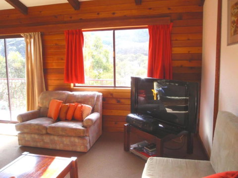 Retro 2 Bedroom Apartment - Tourism Gold Coast 3