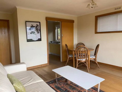 Retro Apartment Cornelian Bay - Water Views - Tourism Gold Coast 3
