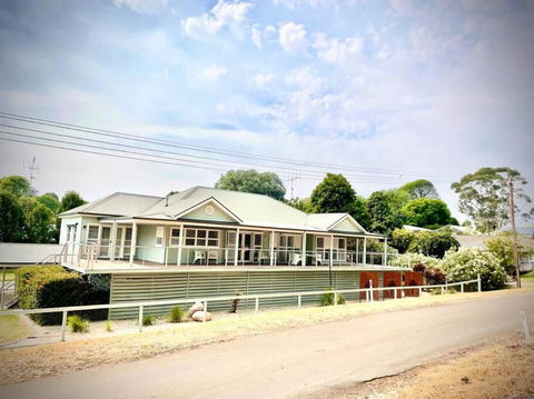 River Front On Hennessy - Tourism Gold Coast 0