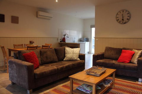 River Rock Cottage Centrally Located And Dog Friendly - Tourism Gold Coast 0