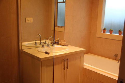 River Rock Cottage Centrally Located And Dog Friendly - Tourism Gold Coast 3