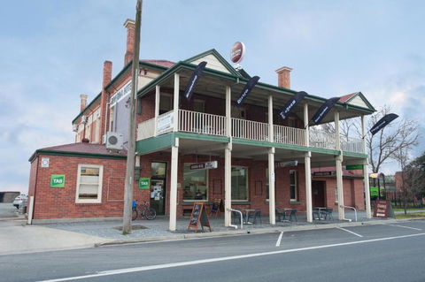 Riverina Hotel - Tourism Gold Coast 0