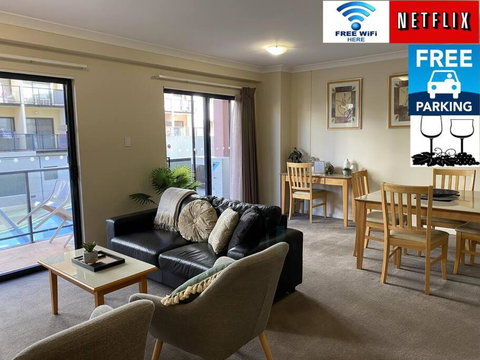 RIVERSIDE CITY VIEW PARKING NETFLIX WIFI WINE FREE - Tourism Gold Coast 0