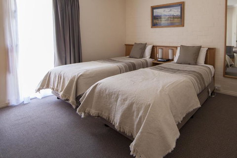 Redhill Cooma Motor Inn - Tourism Gold Coast 1