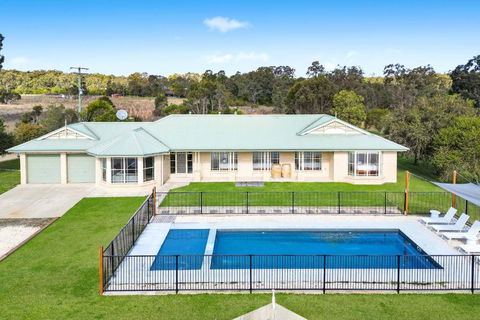 Roads End With Games Barn Ponies Alfresco Dining - Tourism Gold Coast 0