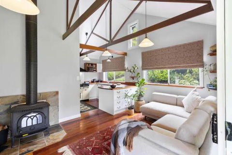 Romantic Lakeview Cottage - Tourism Gold Coast 3