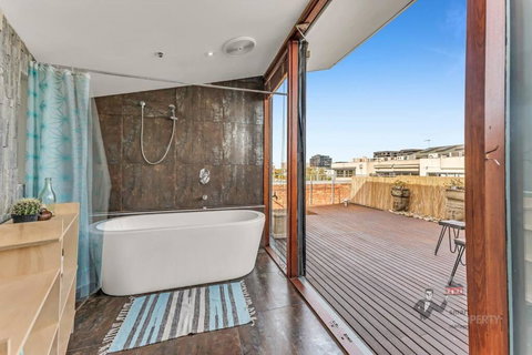 Rooftop Warehouse In Fitzroy - Gold Coast 1