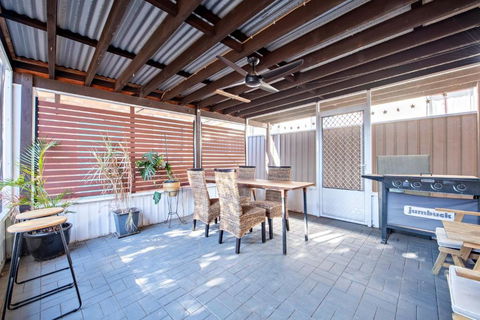 Rosewood Cottage - Stroll To Central, Cosy Escape - Tourism Gold Coast 3