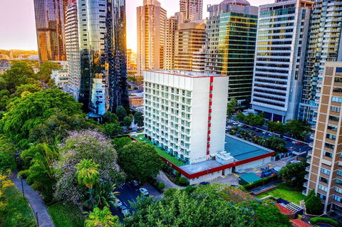 Royal On The Park - Tourism Gold Coast 0
