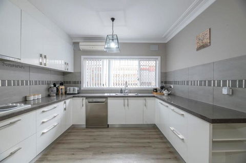 Roycox Cottage - Charming Escape, Fireplace - Tourism Gold Coast 2