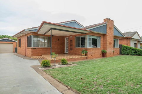 Roycox Cottage - Charming Escape, Fireplace - Tourism Gold Coast 3