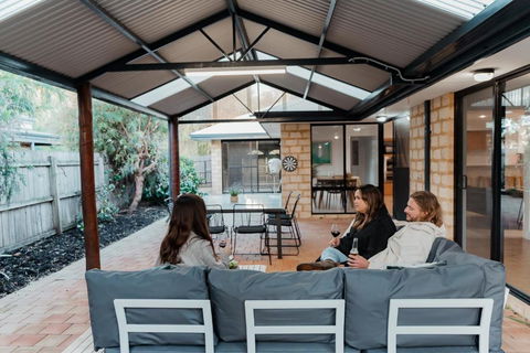 Salhus - Sleep In King Beds & Easy Walk To Town - Tourism Gold Coast 0