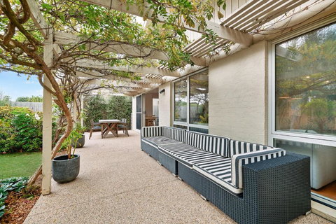 Salt Air Hideaway With Lush Backyard - Gold Coast 2