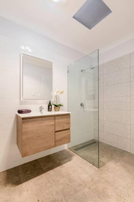 Salt & Pepper; Beautiful Town House In Margs! - Tourism Gold Coast 2