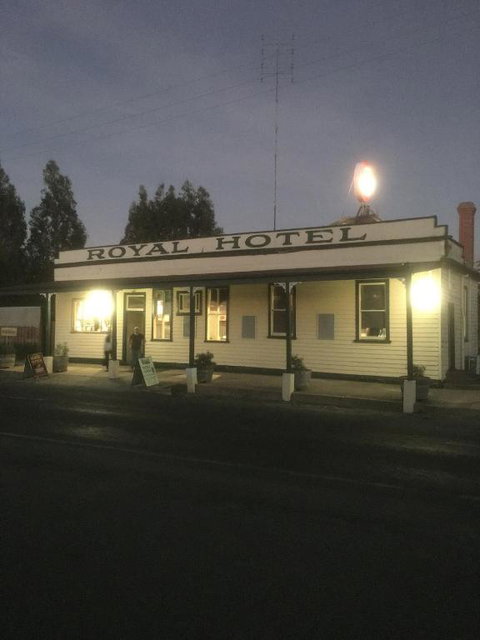 Royal Hotel Snake Valley - Tourism Gold Coast 3