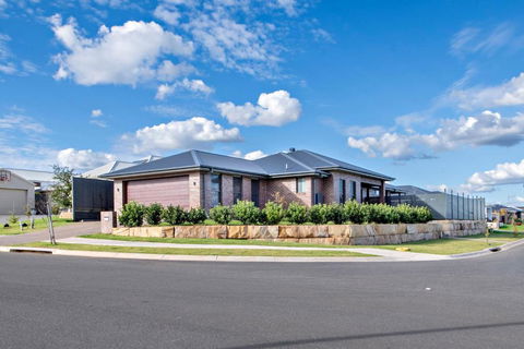 Sandstone - Family Entertainer, Refined Living - Tourism Gold Coast 3