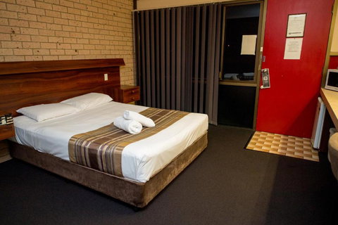 Sarina Motor Inn - Tourism Gold Coast 1