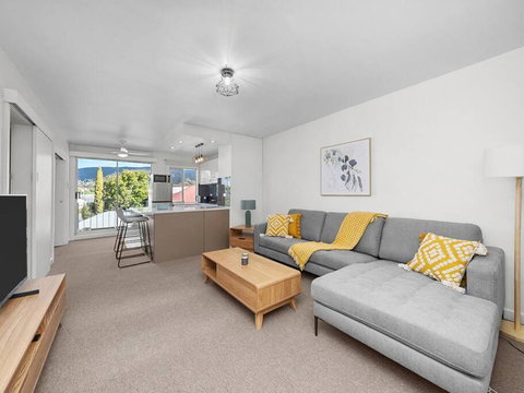 Sandy Bay Apartment With Hobart River View, Near UTAS - Stroll To Cafes And Shops - Tourism Gold Coast 0