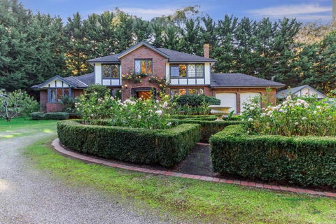 Silver Birches -Berwick Mansion - Tourism Gold Coast 0