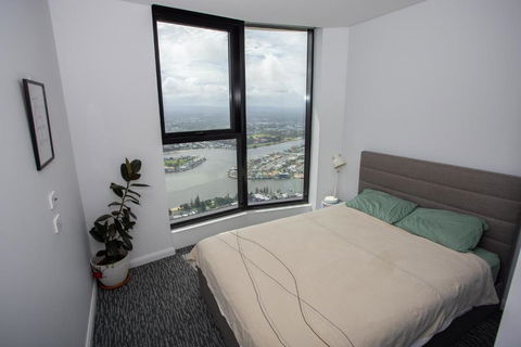 Sky High Master Bedroom Level 70 - Tourism Gold Coast 2