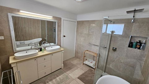 Spacious Holiday Home - Waikerie - Tourism Gold Coast 3