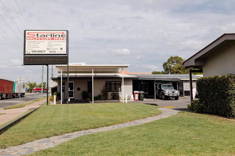 Starline Motor Inn - Tourism Gold Coast 0