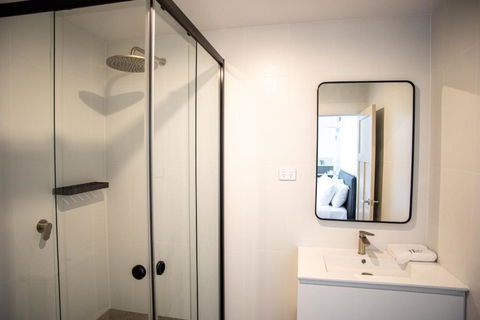 The Albion Hotel - Tourism Gold Coast 1