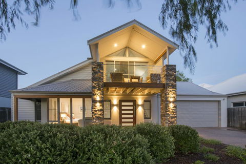 Beachstone - Stylish Spacious Home Opposite Beach And Close To Town - Tourism Gold Coast 0