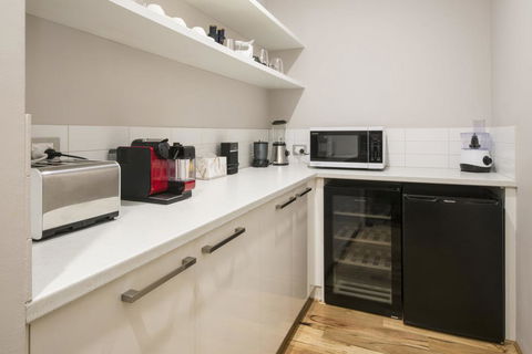 Beachstone - Stylish Spacious Home Opposite Beach And Close To Town - Tourism Gold Coast 2