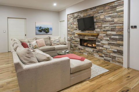 Beachstone - Stylish Spacious Home Opposite Beach And Close To Town - Tourism Gold Coast 1