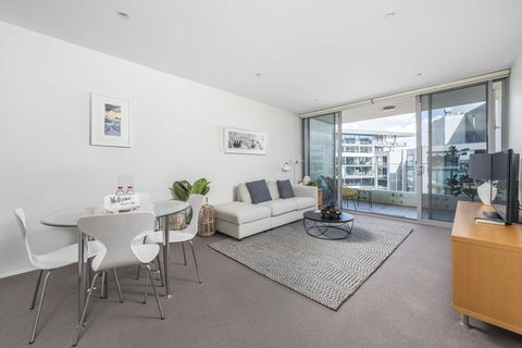 Beautiful Modern Lake View Apartment - Tourism Gold Coast 3