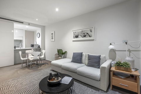 Beautiful Modern Lake View Apartment - Tourism Gold Coast 2