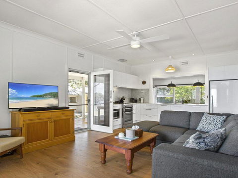 Bellevue - Overlooking Serene Lake Woolumboola - Tourism Gold Coast 3